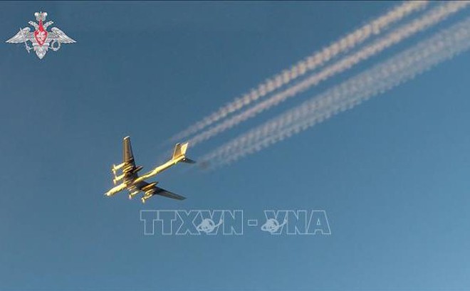 Máy bay ném bom Tu-95MS của Nga tham gia tập trận Grom-2022 tại một địa điểm không xác định ở Nga, ngày 19/2/2022. Ảnh: AFP/TTXVN