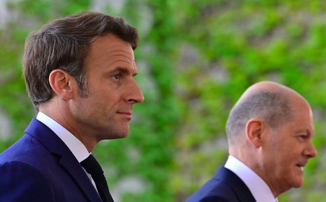 Tổng thống Pháp Emmanuel Macron (trái) và Thủ tướng Đức Olaf Scholz. (Ảnh: Politico)