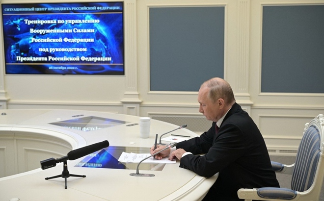Tổng thống Putin theo dõi diễn tập hạt nhân từ Điện Kremlin (Ảnh: AFP).