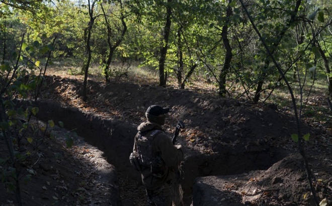 Binh lính Ukraine tại một chiến hào ở Kherson ngày 12/10. Ảnh: AP