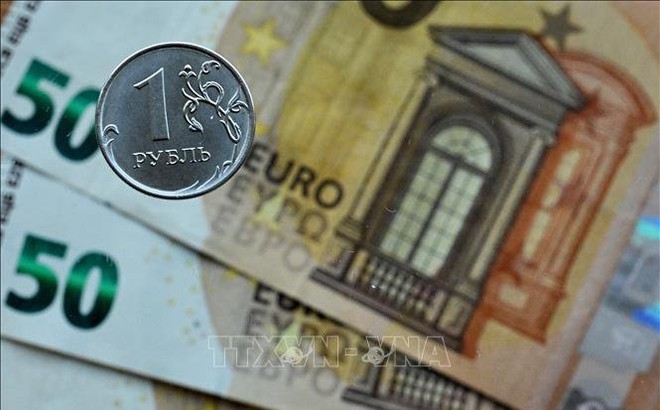 Đồng xu ruble của Nga và đồng euro. Ảnh minh họa: AFP/TTXVN