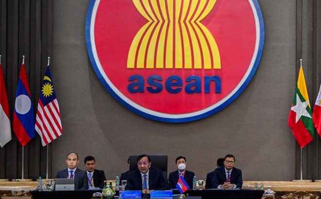Ngoại trưởng Campuchia Prak Sokhonn phát biểu tại cuộc họp đặc biệt của ASEAN về Myanmar ngày 27-10 - Ảnh: REUTERS