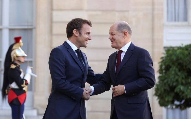 Tổng thống Pháp Emmanuel Macron và Thủ tướng Đức Olaf Scholz gặp nhau ngày 26/10 tại Điện Elysee, Paris. Ảnh: Reuters