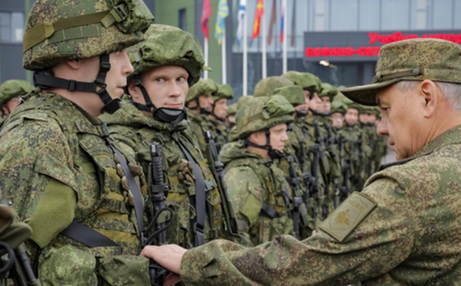 Bộ trưởng Quốc phòng Nga Sergey Shoigu kiểm tra công tác tiếp nhận và triển khai các binh sĩ mới nhập ngũ vào ngày 1-10 sau đợt động viên một phần - Ảnh: Bộ Quốc phòng Nga