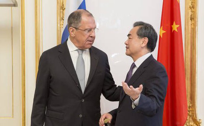 Ngoại trưởng Trung Quốc Vương Nghị (phải) và người đồng cấp Nga Sergey Lavrov. Ảnh: Getty Images