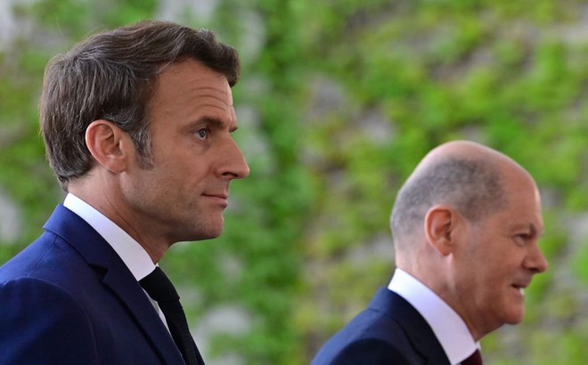 Tổng thống Pháp Emmanuel Macron (bên trái) và Thủ tướng Đức Olaf Scholz. Ảnh: Getty Images