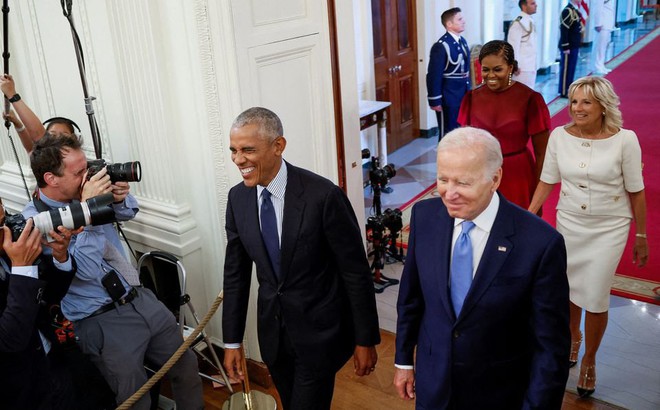 Tổng thống Joe Biden cùng phu nhân đón tiếp vợ chồng ông Barack Obama tại Nhà Trắng ngày 7/9/2022. Ảnh: Reuters