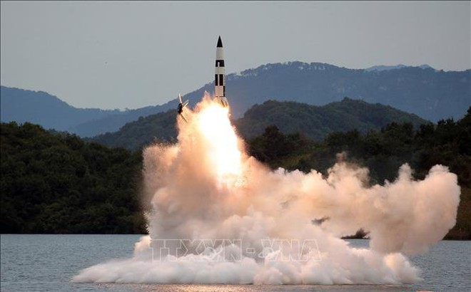 Một vụ phóng thử tên lửa đạn đạo trong cuộc tập trận chiến thuật của Quân đội Nhân dân Triều Tiên. Ảnh (do Hãng thông tấn Trung ương Triều Tiên công bố ngày 10/10/2022): KCNA/TTXVN