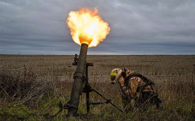 Lính vệ binh Ukraine bắn súng cối. Ảnh: AFP.