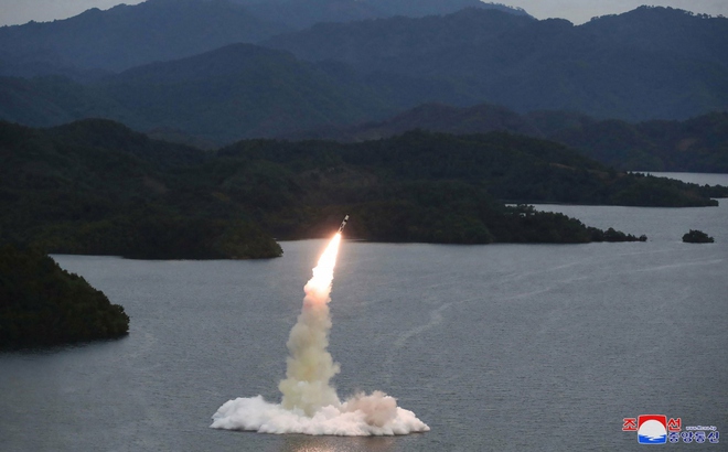 Một tên lửa được phóng từ một địa điểm không xác định ở Triều Tiên trong bức ảnh được KCNA công bố ngày 10/10/2022.