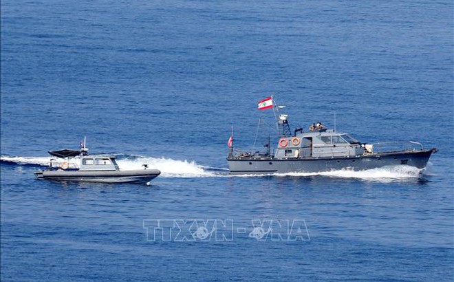 Tàu hải quân Liban tuần tra tại vùng biển ngoài khơi Naqoura trên Địa Trung Hải ngày 27/10. Ảnh: AFP/TTXVN