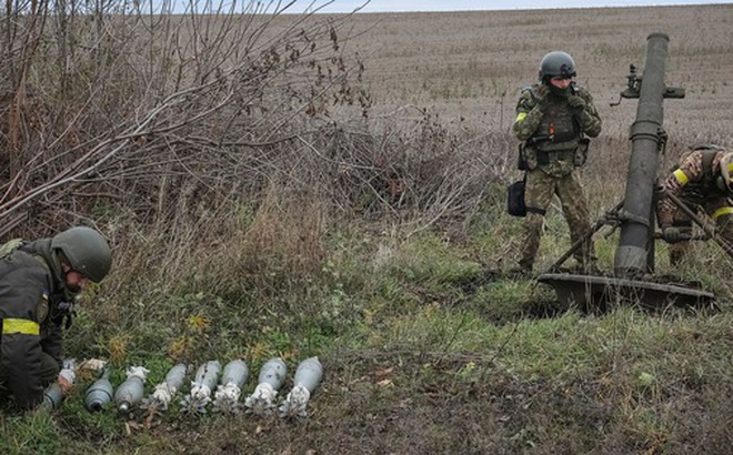 Binh sĩ Ukraine chuẩn bị bắn súng cối về phía tiền tuyến tại vùng Kharkov, Ukraine ngày 25-10 - Ảnh: REUTERS