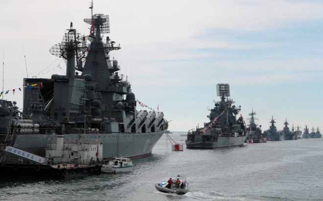 Các tàu Hải quân Nga đang neo đậu tại cảng Sevastopol trên Biển Đen ở Crimea - Ảnh: REUTERS