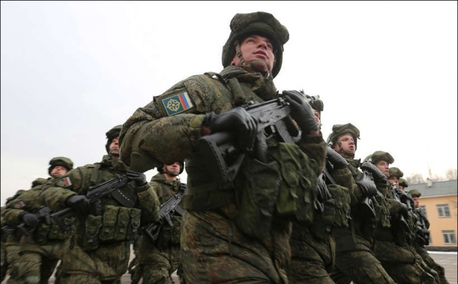 Binh sĩ Nga và phiên bản AK hiện đại. Ảnh: Reuters.
