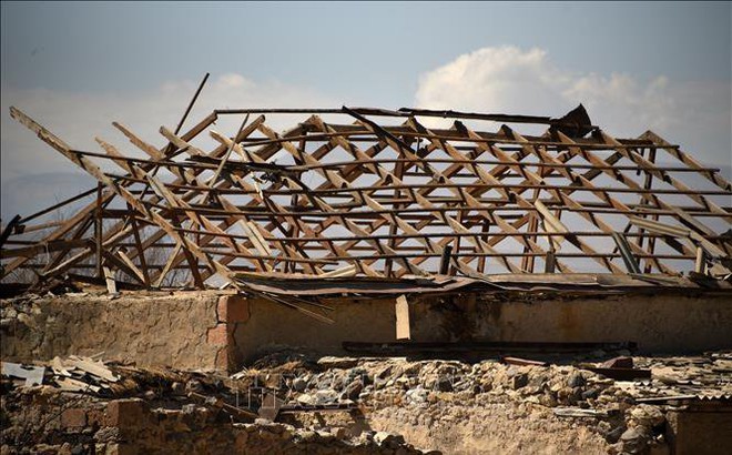 Ngôi nhà bị phá hủy trong cuộc pháo kích của lực lượng Azerbaijan tại Sotk, tỉnh biên giới Gegharkunik (Armenia), ngày 14/9/2022. Ảnh: AFP/TTXVN
