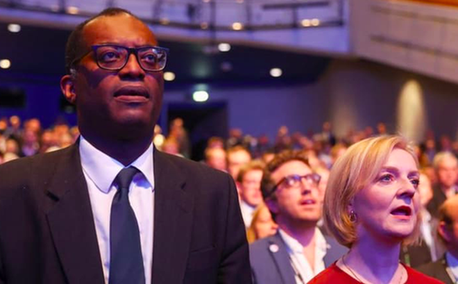 Thủ tướng Anh Liz Truss (phải) và Bộ trưởng Tài chính Kwasi Kwarteng. (Ảnh: Reuters)