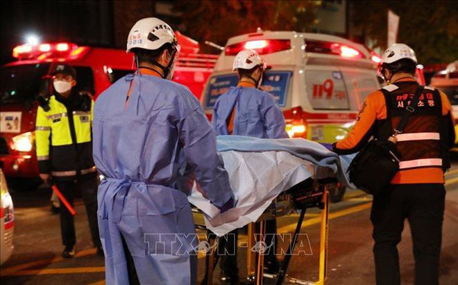 Lực lượng cứu hộ chuyển các nạn nhân lên xe cứu thương tại hiện trường vụ giẫm đạp trong lễ Halloween ở Itaewon, Seoul, Hàn Quốc ngày 30/10/2022. Ảnh: THX/TTXVN