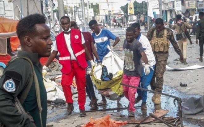 Hiện trường đánh bom xe ở thủ đô Mogadishu. Ảnh: AP.