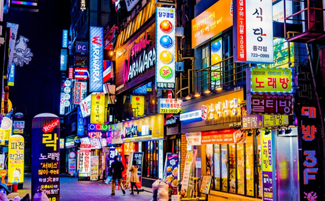 Itaewon Hàn Quốc: Itaewon, khu phố nổi tiếng tại Seoul, Hàn Quốc, là địa điểm du lịch yêu thích của nhiều người trên thế giới. Với những cửa hàng thời trang hàng đầu, nhà hàng, quán bar và bãi biển xinh đẹp trong khoảng cách đi bộ, Itaewon là nơi để thưởng thức sự thú vị và tiện nghi của đô thị hiện đại.