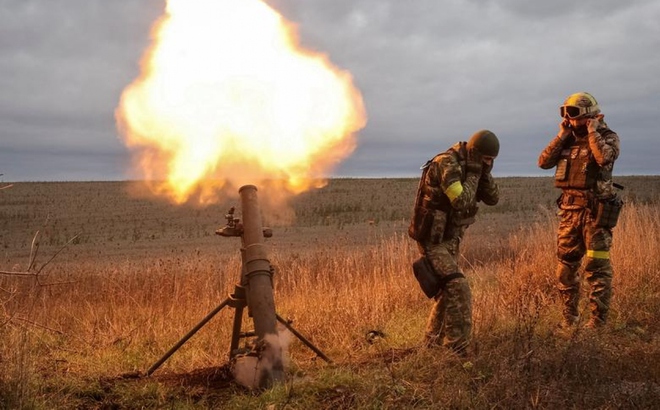 Binh lính Ukraine khai hỏa súng cối ở khu vực Kharkiv ngày 25/10. Ảnh: Reuters