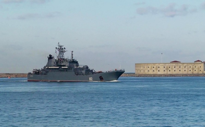 Tàu chiến Nga đi vào cảng Sevastopol. Ảnh: Sputnik