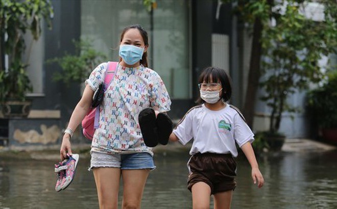 Người dân ở đường Huỳnh Tấn Phát (quận 7) sống chung với triều cường Ảnh: Hữu Huy