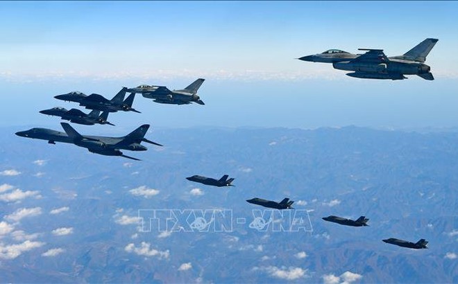 Máy bay ném bom B-1B (trái), US F-35A (phía xa) của Không lực Mỹ (trái) và F-16 (phải) cùng F-15K (trái, phía trên) của Hàn Quốc trong cuộc tập trận chung thường niên "Vigilant Ace" ngày 6/12/2017. Ảnh tư liệu: AFP/TTXVN
