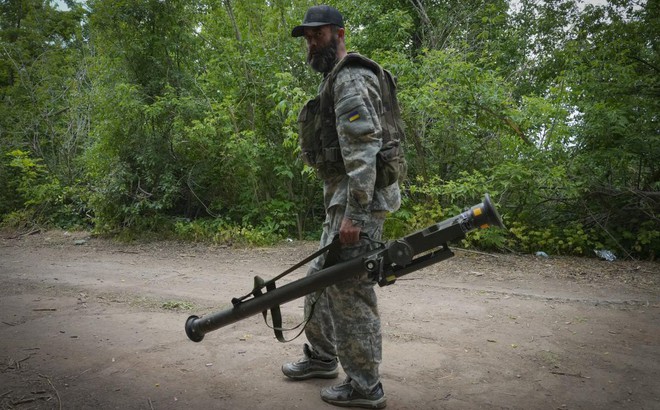 Một binh sĩ Ukraine mang theo tên lửa vác vai Stinger do Mỹ cung cấp dọc theo con đường ở vùng Donetsk, ngày 18/6/2022. Ảnh: AP