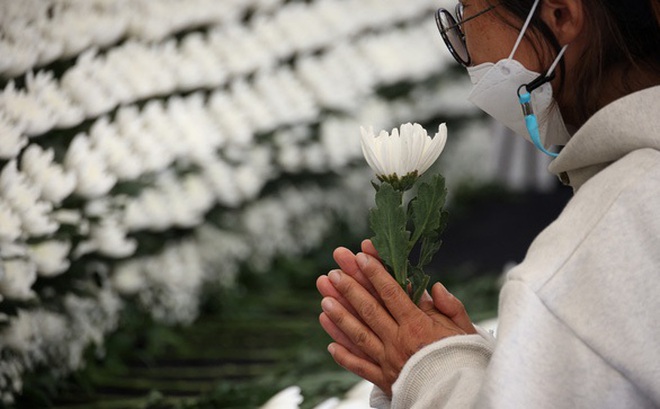 Một người thương tiếc các nạn nhân đã mất trong vụ giẫm đạp ở khu Itaewon tại bàn tưởng niệm ở trung tâm Seoul, Hàn Quốc ngày 31-10 - Ảnh: REUTERS