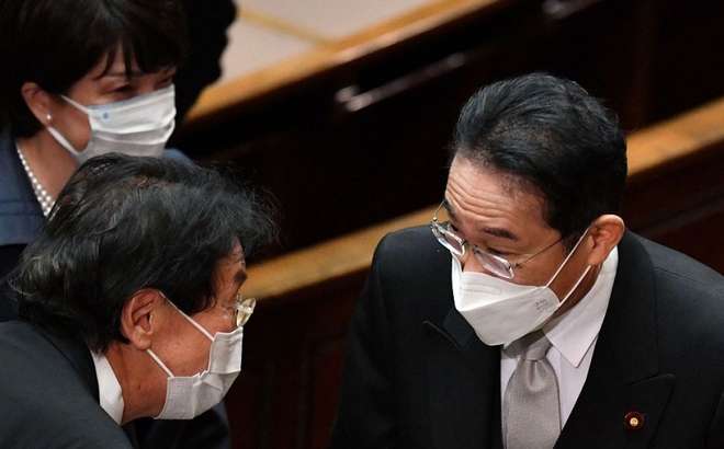 Thủ tướng Nhật Bản Fumio Kishida trao đổi với đại diện Hạ viện tại Quốc hội trong phiên họp ngày 3/10. Ảnh: CFP