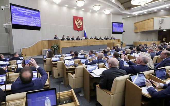 Các thành viên của Duma Quốc gia Nga (Hạ viện Nga) trong cuộc họp thông qua luật sáp nhập các khu vực Donetsk, Kherson, Lugansk và Zaporizhzhia của Ukraine vào Nga ngày 3-10 - Ảnh: REUTERS