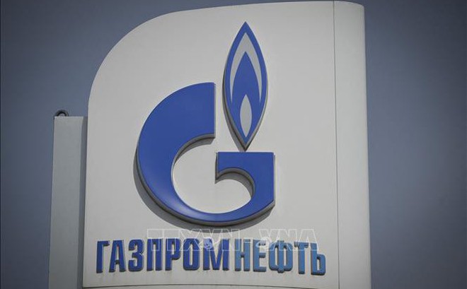 Biểu tượng Tập đoàn Năng lượng Gazprom tại trạm xăng ở Moskva, Nga. Ảnh: AFP/TTXVN