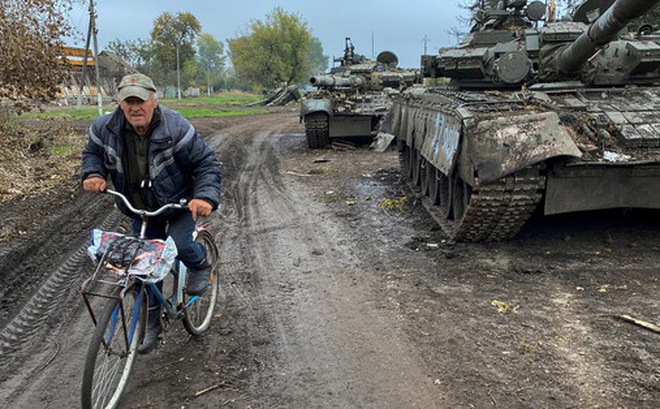 Xe tăng Nga bị hỏng hóc bỏ lại ở làng Kurylivka, thuộc vùng Kharkov (Ukraine) ngày 1-10 - Ảnh: REUTERS