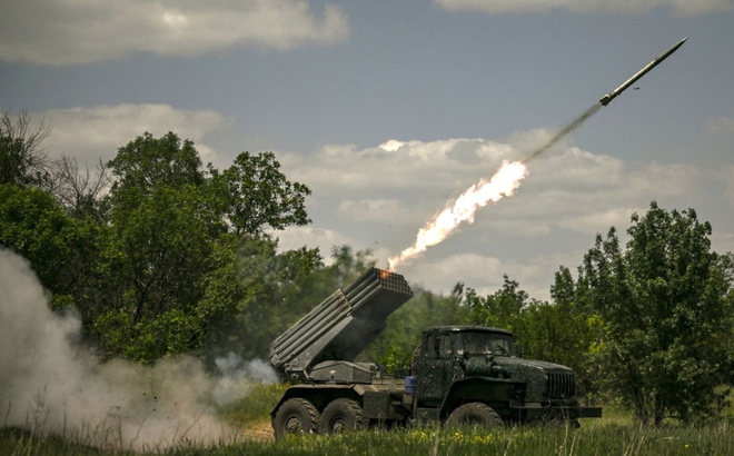 Quân đội Ukraine khai hỏa pháo phản lực phóng loạt ở khu vực Donbass. Ảnh: AFP