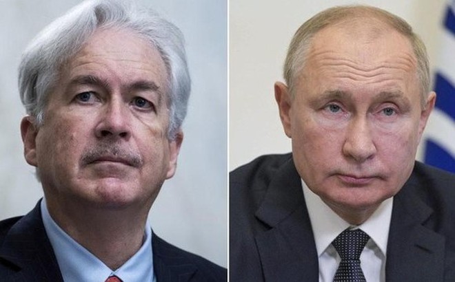 Tổng thống Nga Vladimir Putin (phải) và Giám đốc CIA William Burns. Ảnh: Reuters