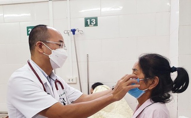 PGS.TS Ðỗ Duy Cường, Giám đốc Trung tâm Bệnh Nhiệt đới thăm khám cho bệnh nhân nhiễm nấm đen