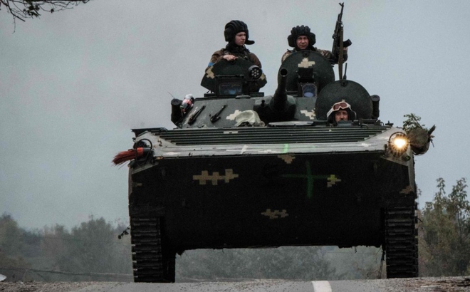 Binh lính Ukraine lái xe bọc thép ở khu vực gần Kharkiv. Ảnh: AFP