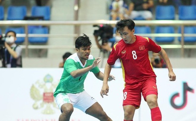 Syauqi Saud (trái) trong lần gặp tuyển futsal Việt Nam