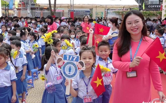 Cô trò Trường tiểu học Trần Hưng Đạo (quận 1, TP.HCM) trong ngày khai giảng năm học mới 2022-2023 - Ảnh: NHƯ HÙNG
