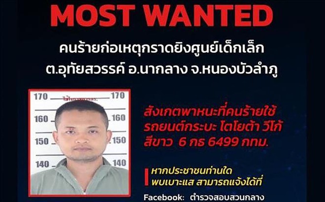 Thông báo truy nã đối tượng Panya Khamrab, thủ phạm gây ra vụ xả súng tại trung tâm chăm sóc trẻ em ở tỉnh Nong Bua Lamphu, Thái Lan, ngày 6/10/2022. Ảnh: AFP/TTXVN