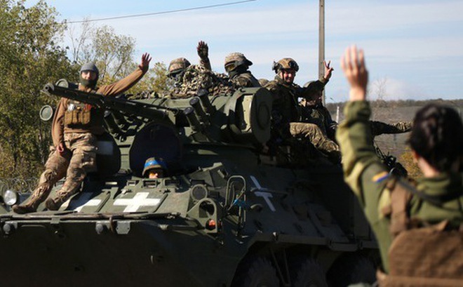 Lực lượng Ukraine hành quân ở vùng Donetsk ở miền đông nước này ngày 5-10 - Ảnh: AFP