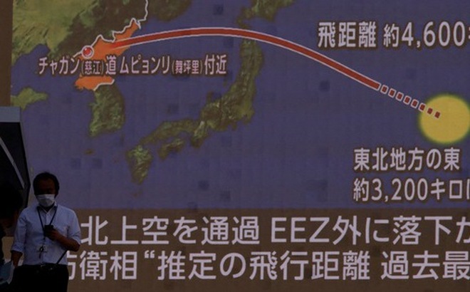 Màn hình đăng tải cảnh báo tên lửa Triều Tiên tại Tokyo (Nhật Bản) ngày 4-10 - Ảnh: REUTERS