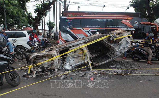 Xe ô tô bị đốt phá bên ngoài sân vận động Kanjuruhan ở thành phố Malang, tỉnh Đông Java, Indonesia, ngày 2/10/2022. Ảnh: THX/TTXVN