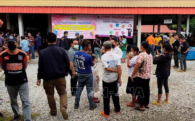 Người dân tập trung bên ngoài nhà trẻ ở quận Na Klang, tỉnh Nong Bua Lamphu, miền Đông Bắc Thái Lan, nơi xảy ra vụ xả súng đẫm máu ngày 6/10/2022. Ảnh: Reuters/TTXVN