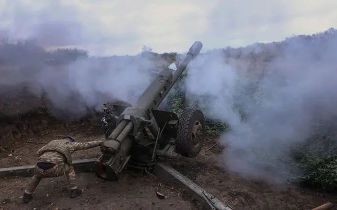 Lính Ukraine khai hỏa về phía quân Nga ở vùng Kharkov. Ảnh: Reuters.