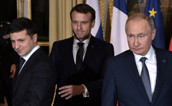 Tổng thống Ukraine Zelensky (trái) và Tổng thống Nga Putin (phải) tại Điện Elysee ở Pháp, ngày 9/12/2019. Ảnh: AP