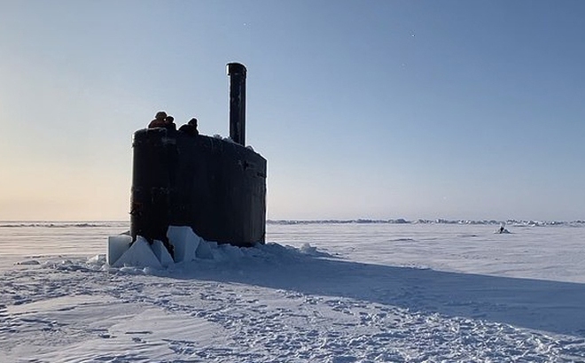 Tàu ngầm USS Toledo ngoi lên dưới lớp băng dày. Ảnh minh họa: Daily Mail