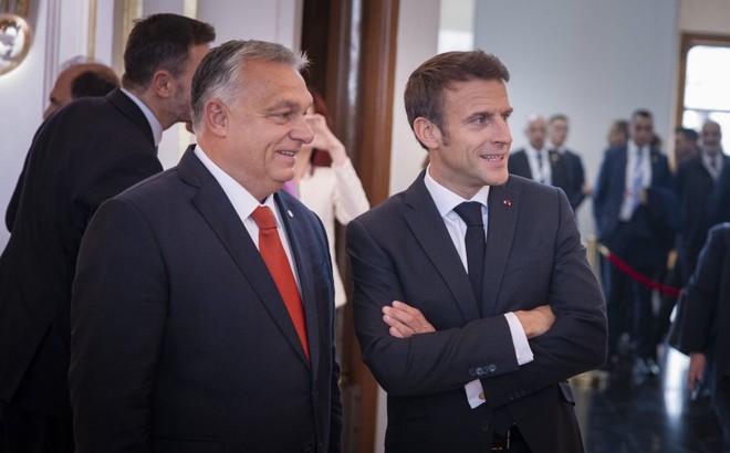 Thủ tướng Hungary Viktor Orbán (trái) và Tổng thống Pháp Macron tại hội nghị thượng đỉnh EU ở Praha, CH Séc. Ảnh: hungarytoday.hu