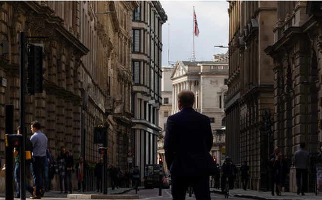 Một người đi bộ gần Ngân hàng Trung ương Anh ngày 3/10. (Ảnh: Bloomberg)