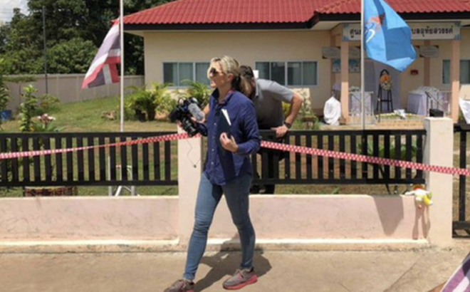 Hình ảnh cho thấy nhóm phóng viên leo qua hàng rào khi đi ra từ nhà trẻ, hiện trường chính của vụ xả súng - Ảnh: BANGKOK POST